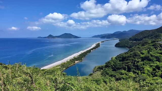 長い砂州が続く甑島の名所の一つである長目の浜