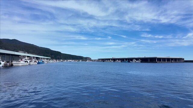 根室海峡の漁業拠点となる羅臼漁港