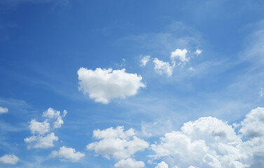Obraz premium blue sky background with tiny clouds