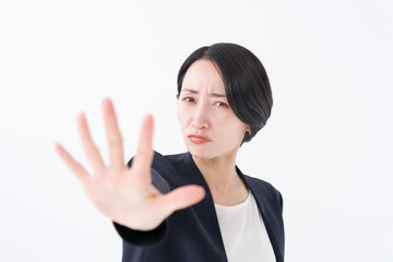 手でストップするビジネスウーマン