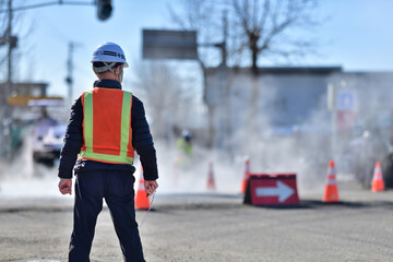 街路舗装工事を監督する工事部長