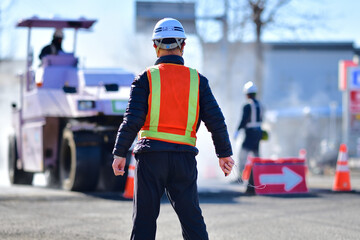 街路舗装工事を監督する工事部長