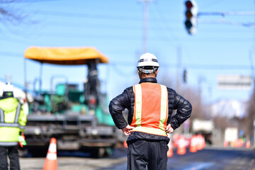 街路舗装工事を監督する工事部長