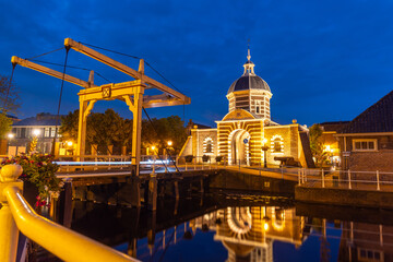 Fototapeta premium Morspoort gate and drawbridge reflecting in Leiden canal at evening