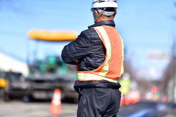 街路舗装工事を監督する工事部長