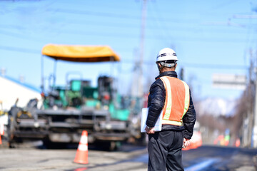 街路舗装工事を監督する工事部長