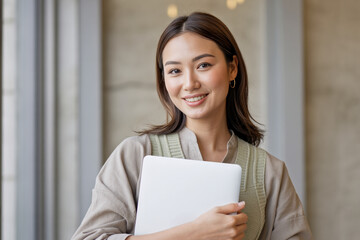 ノートパソコンを持った笑顔の女性　Generative AI