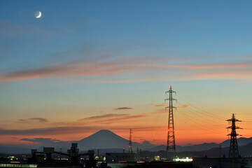 上弦の月と富士山夕景