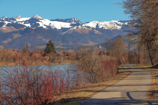 Inn-Radweg im Kufsteinerland vor den Chiemgauer Alpen