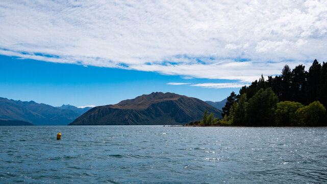 lake wanaka calm day blue water beautiful landscape dummer clear sky new zealand