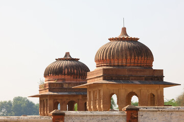 Obraz premium Indian historic chhatri domes (Cenotaphs) architecture against sky in Bikaner, Rajasthan, India.
