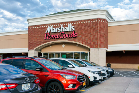 Dewitt, NY - Nov 8, 2025: Marshalls HomeGoods store in DeWitt, NY offers discounted brand-name clothing, furniture, and home d&eacute;cor in a suburban shopping center setting