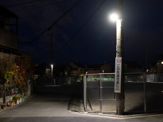 街灯に照らされた住宅街の路地