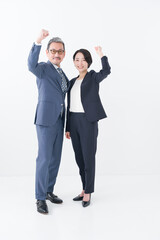 ガッツポーズをするビジネスマン男女