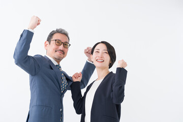 ガッツポーズをするビジネスマン男女