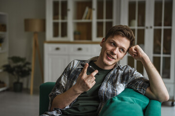 Obraz premium Young man using smart phone for voice message