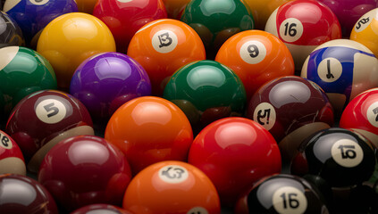 多色のビリヤードボールを密集させ艶と映り込みを際立たせる