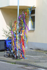 maibaum an einer laterne vor dem haus