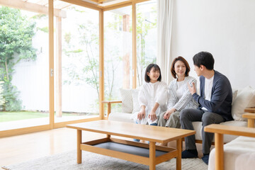 リビングで話す家族