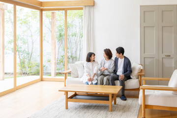 リビングで話す家族