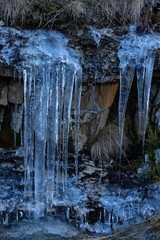El hielo colgando de las cornisas donde hay corrientes o goteo de agua es el signo más...