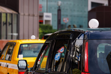 街角で客待ちをするタクシーの列