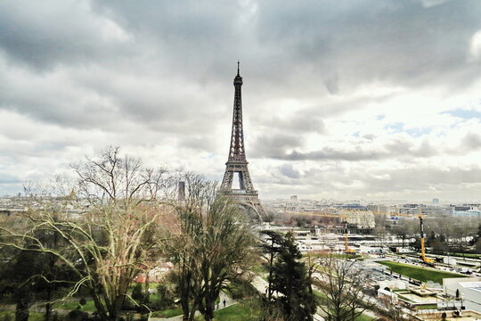 Tour Eiffel par temps nuageux