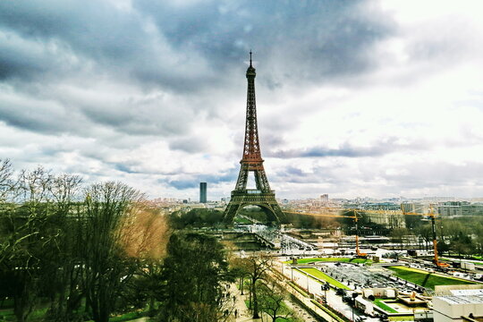 Tour Eiffel par temps nuageux