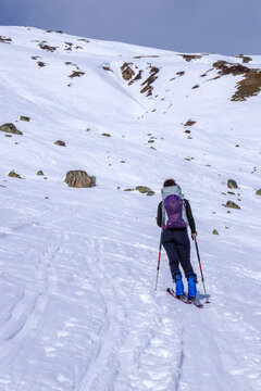 Sci alpinismo. Donna sale ripidi pendii con gli sci. Realp (CH), Furkapass