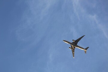 Fototapeta premium 青空を飛ぶ飛行機