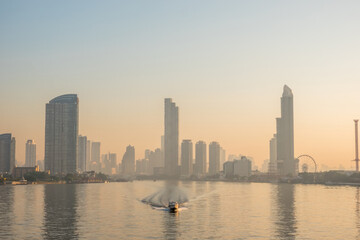 Obraz premium stunning view of the Bangkok skyline at sunrise reflects the business district, tourist attractions, and the peaceful morning atmosphere of Thailand.
