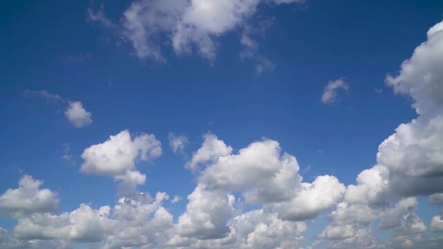 Zeitraffer von ziehenden Cumulus-Sch&ouml;nwetterwolken am blauen Himmel