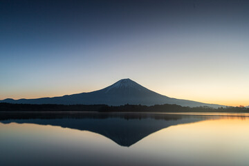 田貫湖から見た夜明けの富士山