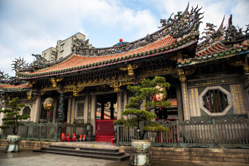 Obraz premium Longshan Temple Taipei with Ornate Dragon Roof