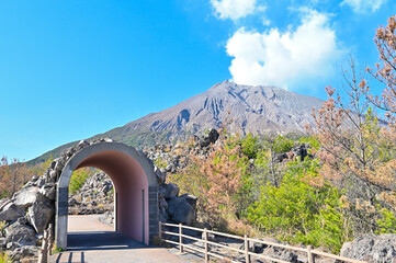 遊歩道と桜島 有村溶岩展望所の風景  鹿児島県鹿児島市