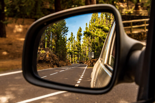 Paisaje reflejado en un espejo retrovisor.