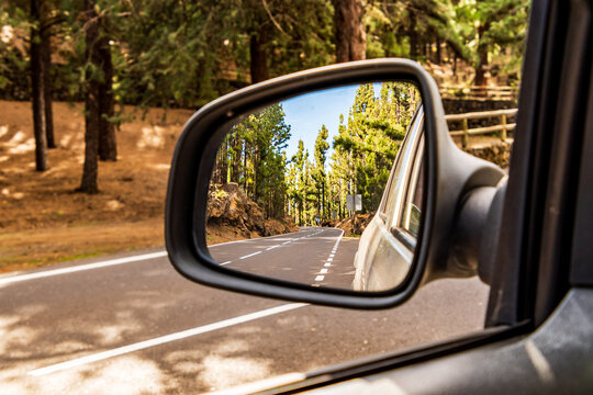 Paisaje reflejado en un espejo retrovisor.