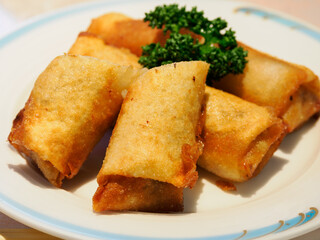 揚げたての春巻き　中華料理