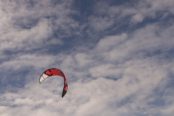 에메랄드빛 바다 위에서 시원하게 바람을 가르며 카이트 서핑을 즐기는 역동적인 해양 스포츠 풍경
