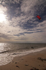 에메랄드빛 바다 위에서 시원하게 바람을 가르며 카이트 서핑을 즐기는 역동적인 해양 스포츠 풍경
