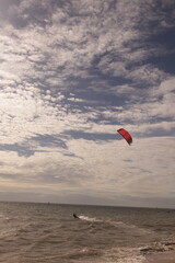 에메랄드빛 바다 위에서 시원하게 바람을 가르며 카이트 서핑을 즐기는 역동적인 해양 스포츠 풍경
