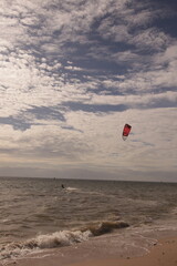 에메랄드빛 바다 위에서 시원하게 바람을 가르며 카이트 서핑을 즐기는 역동적인 해양 스포츠 풍경
