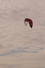 에메랄드빛 바다 위에서 시원하게 바람을 가르며 카이트 서핑을 즐기는 역동적인 해양 스포츠 풍경
