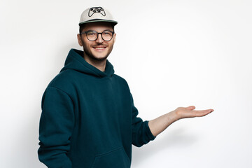 Obraz premium Studio portrait of smiling young man hold empty space on white background.