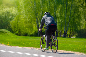 Naklejka premium Cyclist ride on the bike path in the city Park