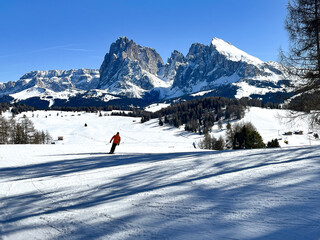 Im Skigebiet der Seiser Alm - Im Hintergrund der Lang Kofel und der Platt Kofel