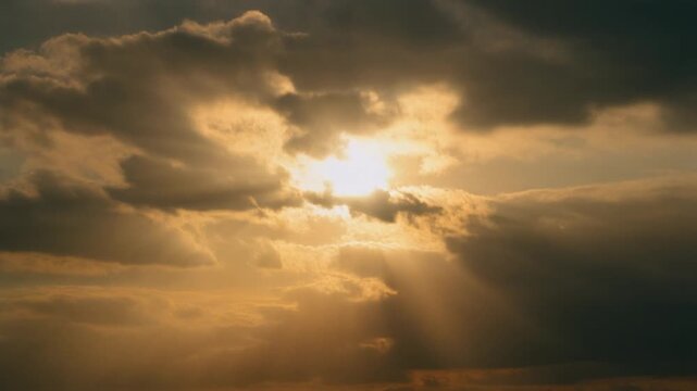 雲の間から差し込む神秘的な太陽の光