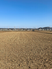青い空と収穫後の枯れた田園