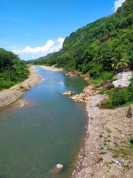 Sungai yang berada di tepi pegunungan