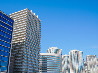 青空にそびえる横浜のタワマン　都市景観